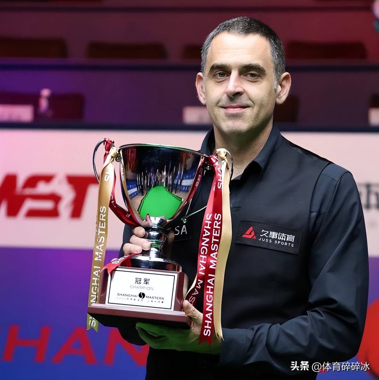 捧起冠军奖 捧起冠军奖